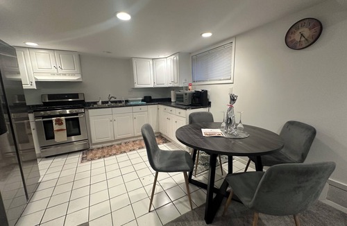 Melville Apartment | Cozy 3BR Getaway with Parking & Full Kitchen @ Melville