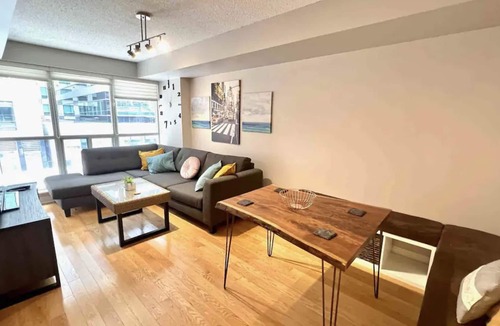 Fashion District Apartment | Cozy 3BR Style w Rooftop/BBQ/Gym - CN Tower/Jays
