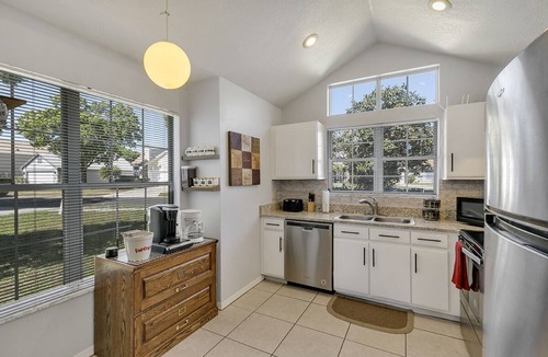 Oviedo House | Cozy 4/2, on ⭐ Beautiful Lake, 🧡 Hot Tub, 😎 Chill Patio & 🎮 Game/Bunk Room!