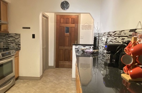 Lakeview House | Cozy 4 Bedroom Bungalow in Lakeview Mississauga