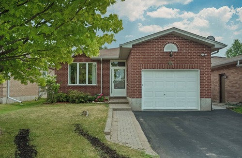 Lindsay House | Cozy 5Bdrm Home | Games, Parking, Close to Arena
