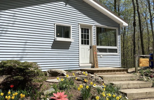 Northern Bruce Peninsula Cottage | Cozy and Cheerful Cottage- Steps From the Lake!