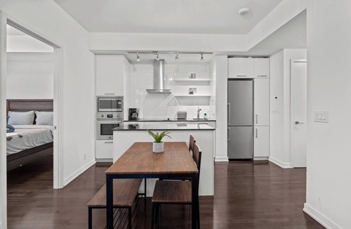 Central Waterfront Condo | Cozy and Sleep Modern Condo Heart of Downtown