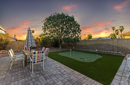 Warner Ranch House | Cozy and Stylish Home, Convenient Location, Putting Green and Grill