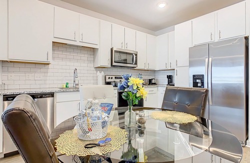 Lake Buena Vista Apartment | Cozy Apartment 10 Mins to Disney