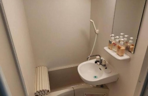 Higashishinkoiwa Apartment | Cozy apartment with AC in charming Katsushika City