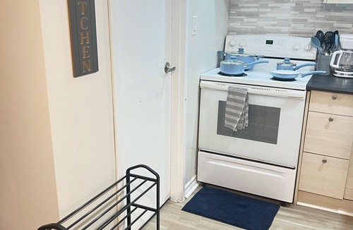 Rexdale Apartment | Cozy Bachelor apartment| 2mins to major retail store