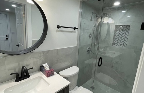 Oakville Apartment | Cozy basement studio apartment