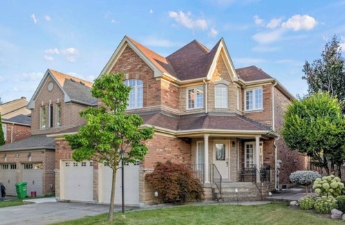 Central Erin Mills Apartment | Cozy & beautiful apartment in peaceful Mississauga w/kitchenette, WiFi, AC & TV.
