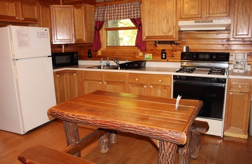 Clarington Cabin | Cozy Cabin In Cook Forest with hot tub
