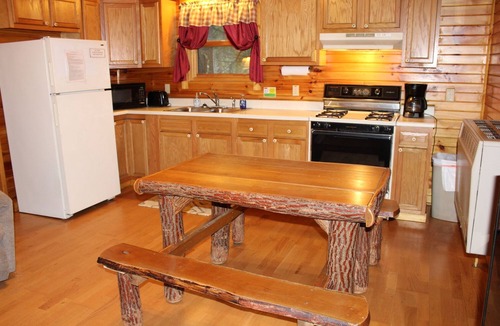 Clarington Cabin | Cozy Cabin In Cook Forest with hot tub