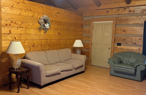 Seneca Rocks Cabin | Cozy cabin in lovely Seneca Rocks WV with WiFi, smart TVs and jucuzzi tub