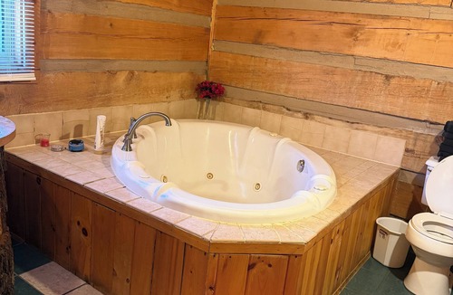 Seneca Rocks Cabin | Cozy cabin in lovely Seneca Rocks WV with WiFi, smart TVs and jucuzzi tub