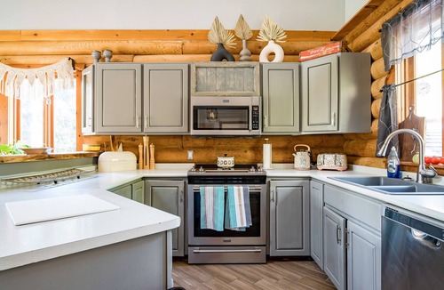 Meaford Cabin | Cozy Cabin Inn w/Private Hot Tub, Fire Pit + close to Golf, Trails, Waterfalls