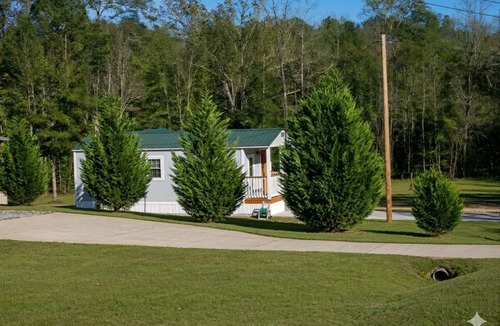 Phenix City Ski Chalet | ​Cozy cabin with Grill, Laundry, Deck, Trailer Parking, 14 miles to Ft Benning