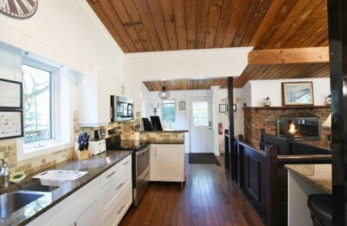 The Blue Mountains Ski Chalet | Cozy chalet w/heated pool, hot tub, sauna 3 min dr. to the Blue Mountain village