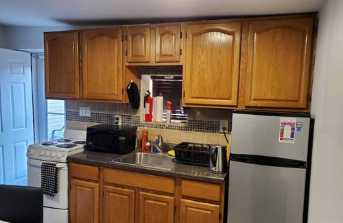 Cedarhurst Cottage | Cozy, Charming and Private Guest House Near JFK, LIRR, NYC!