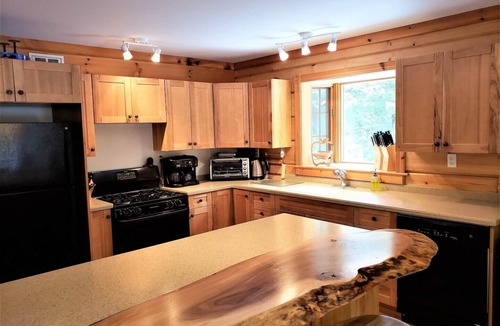 The Blue Mountains Cabin | Cozy Confederation Log Home. Georgian Bay Living! Close to everything!