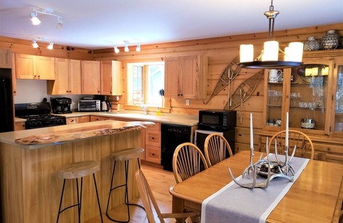 The Blue Mountains Cabin | Cozy Confederation Log Home. Georgian Bay Living! Close to everything!
