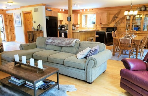 The Blue Mountains Cabin | Cozy Confederation Log Home. Georgian Bay Living! Close to everything!