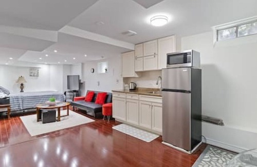 Central Erin Mills House | Cozy Corner Basement Suite in Mississauga