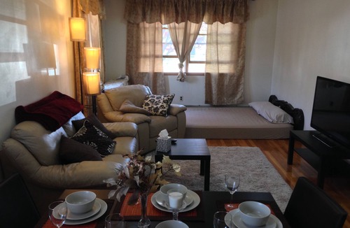 Floral Park House | Cozy corner guest house