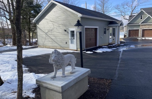 Mariaville Cottage | Cozy cottage-breathtaking sunsets. Lake front. Close to casino & racetrack.