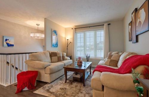 Meaford House | Cozy Cottage for Fall Getaways, Private backyard, decks