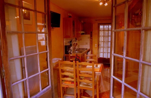 Brou-sur-Chantereine Apartment | Cozy Cottage in Vaires-sur-Marne with Garden