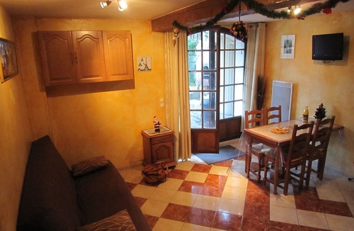 Brou-sur-Chantereine Apartment | Cozy Cottage in Vaires-sur-Marne with Garden
