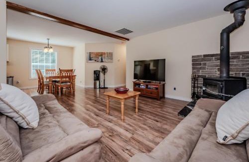 Miller Lake House | Cozy Cottage In Miller Lake