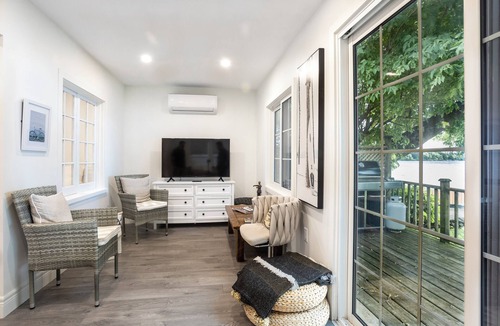Loyalist Cottage | Cozy Cottage with all the amenities on Lake Ontario