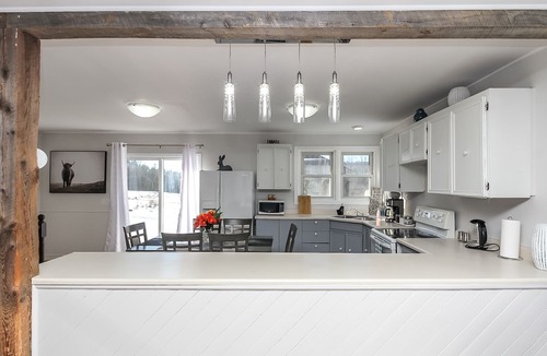 Oro-Medonte Cottage | Cozy cottage with up to 15 acres of land and flowing river