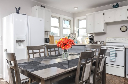 Oro-Medonte Cottage | Cozy cottage with up to 15 acres of land and flowing river