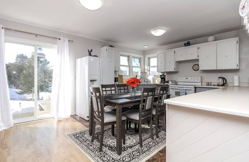 Oro-Medonte Cottage | Cozy cottage with up to 15 acres of land and flowing river