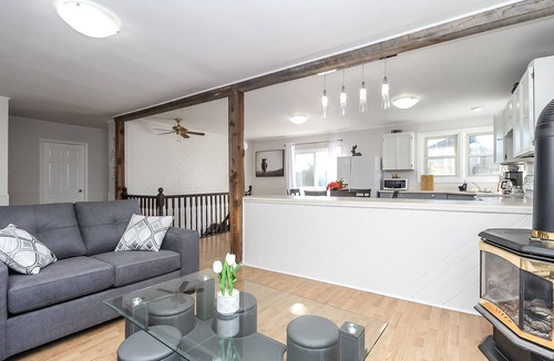 Oro-Medonte Cottage | Cozy cottage with up to 15 acres of land and flowing river