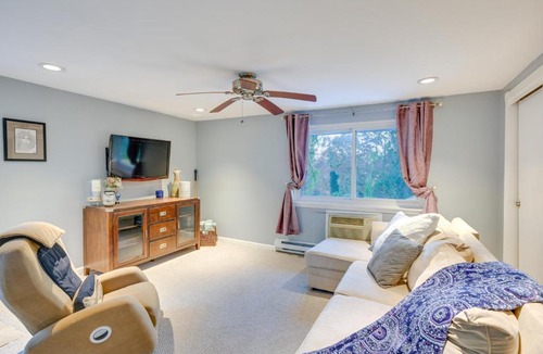 Dix Hills Apartment | Cozy Dix Hills Apt w/Deck ~ 7 Mi to Beach!