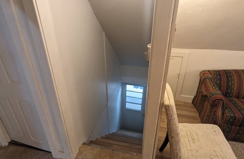 Sunnyside Apartment | Cozy downtown one bedroom free parking