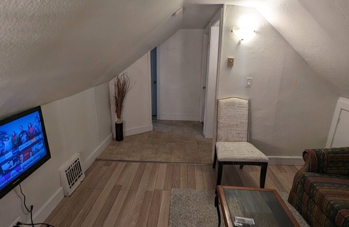 Sunnyside Apartment | Cozy downtown one bedroom free parking