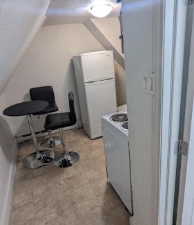 Sunnyside Apartment | Cozy downtown one bedroom free parking