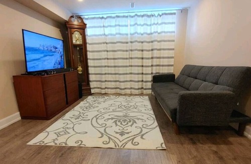 Newmarket House | Cozy Entire Unit In Newmarket with 4k tv w/dryer much more !