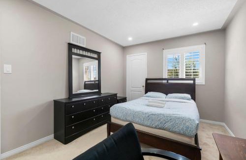 Churchill Meadows House | Cozy Family Home Netflix Backyard and Quiet Area
