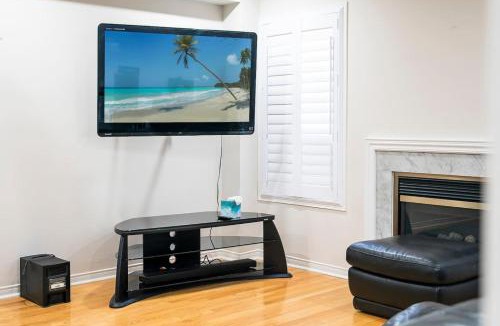 Churchill Meadows House | Cozy Family Home Netflix Backyard and Quiet Area