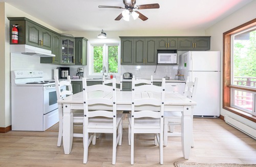 Kearney Cottage | Cozy Family-Sized Cottage in Kearney - Hot Tub & Sauna 3 Min walk to Perry Lake