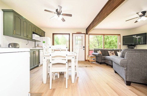 Kearney Cottage | Cozy Family-Sized Cottage in Kearney - Hot Tub & Sauna 3 Min walk to Perry Lake