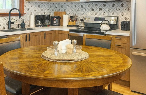 Jacksons Point Cottage | Cozy Fountain Cottage