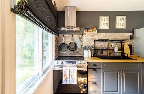 Huntsville House | Cozy Getaway close to Arrowhead & downtown Huntsville. Pet-Friendly.