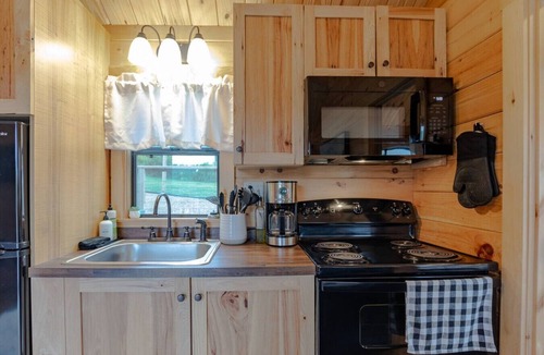 Flinton House | Cozy Getaway, Hot Tub & Campfire area