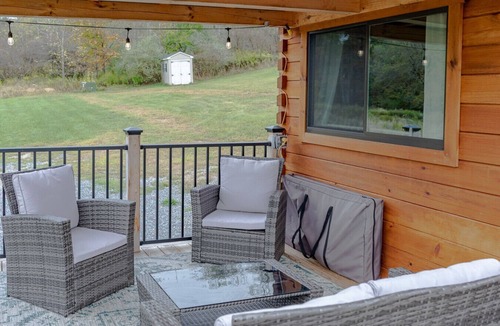 Flinton House | Cozy Getaway, Hot Tub & Campfire area