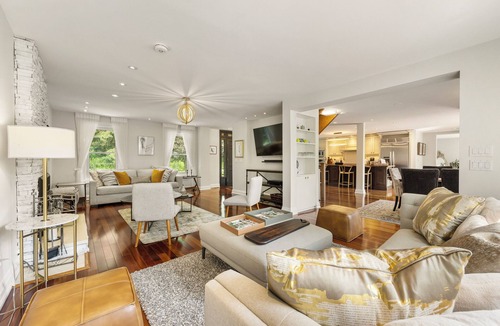 King Cottage | Cozy Getaway: Stunning Cottage- 6 Beds and 4 Baths